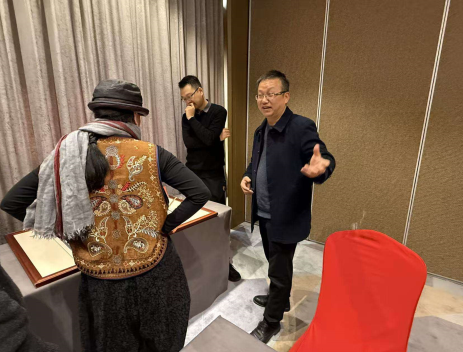 王谦老师应邀参加我市中级工艺美术师职称评审会