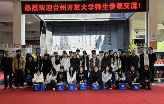 王谦受聘台州开放大学特聘教授 带领该校学子走入玻璃艺术馆